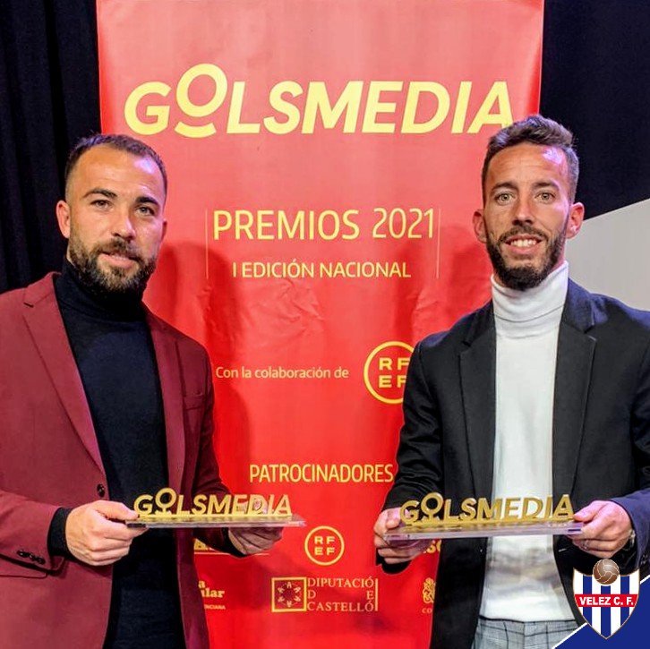 🏅 <a href="/GolsmediaNacion/">Golsmedia Nacional</a> en su Gala Nacional junto a la <a href="/rfef/">RFEF</a> entrega los #PremiosGolsmedia2021 a los jugadores más destacados del Grupo IX de Tercera División 2020/21:

🏆 Mejor defensa:
➡️ <a href="/alvaariitoo/">Alvaro Ocaña</a>
🏆 Mejor centrocampista:
➡️ <a href="/cerverajhc/">Cervera</a>

¡Enhorabuena! 👏

#VamosVelez
🔵⚪🔵⚪🔵