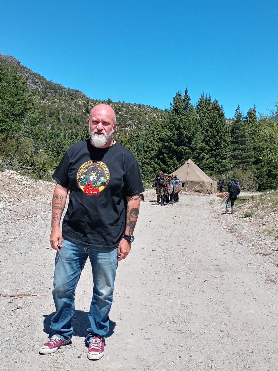 En La Lof Quemquemtrew Cuesta del Ternero, 4 km más adelante está el cuerpo de Elias Garay con su Familia, quien fue asesinado por supuestos cazadores que pasaron por los controles como si nada. Los agentes del Coer no usan identificación. Siguen llegando más. #JusticiaPorElias