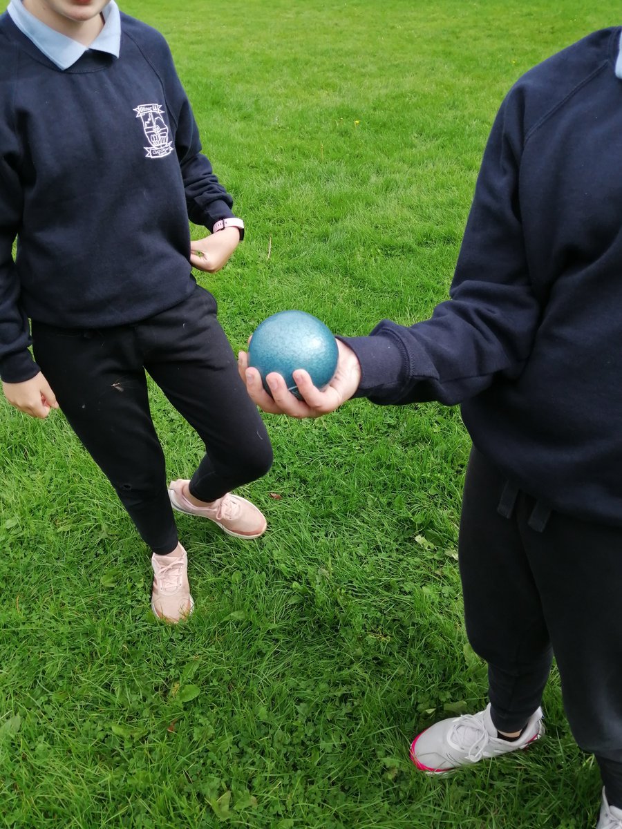 cliffoneyns's tweet photo. During September and October, all classes focused on the Athletic Strand of the P.E. curriculum. As well as taking part in many running challenges and activities, children in senior classes developed their throwing skills and practiced throwing the shot putt and the discus https://t.co/P4FLxaeK8a