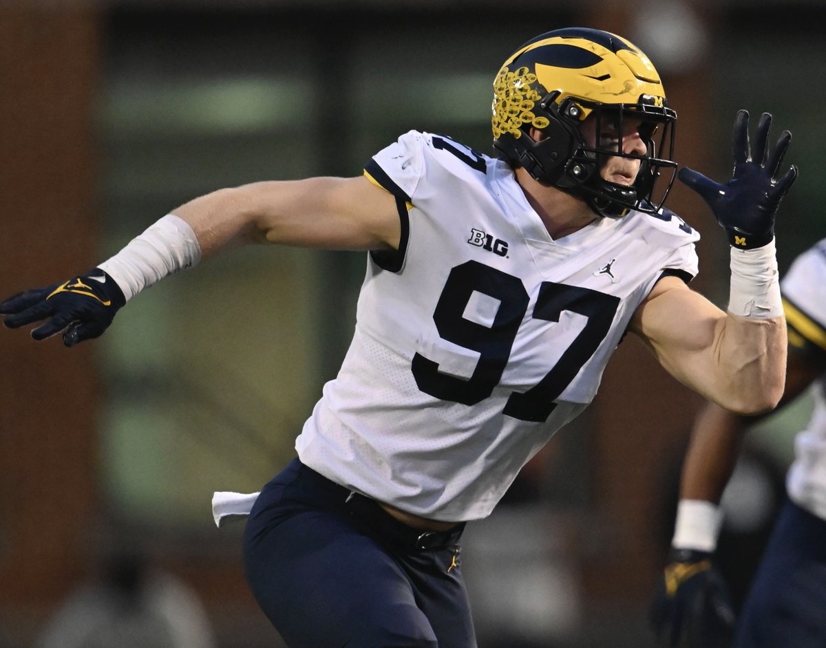 PFF_College's tweet photo. Highest-graded defender in college football:

〽️ Aidan Hutchinson - 93.1 https://t.co/bIvhKAi89O