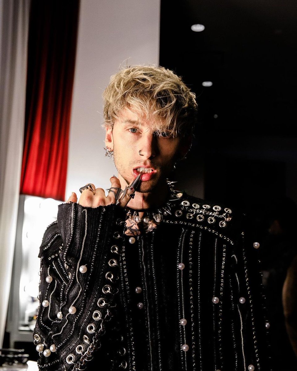 mgkscandyy's tweet photo. IS THIS A JOKE????? HE LOOKS SO GOOD HELP https://t.co/LzIx80qJux