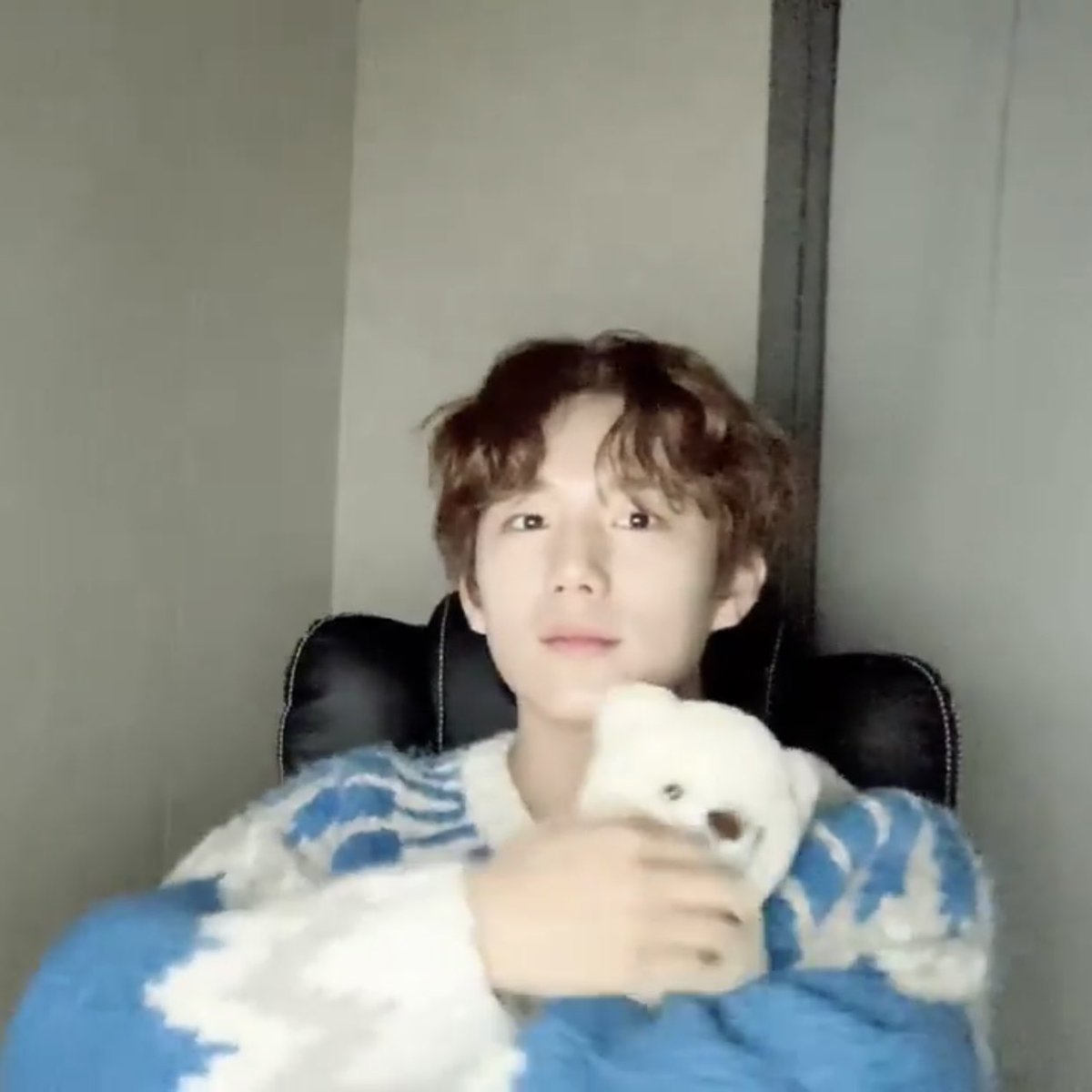 intakfeed's tweet photo. oh to be the bear </3 #P1Harmony  #피원하모니 #INTAK #인탁 https://t.co/6QfnVtMdbE