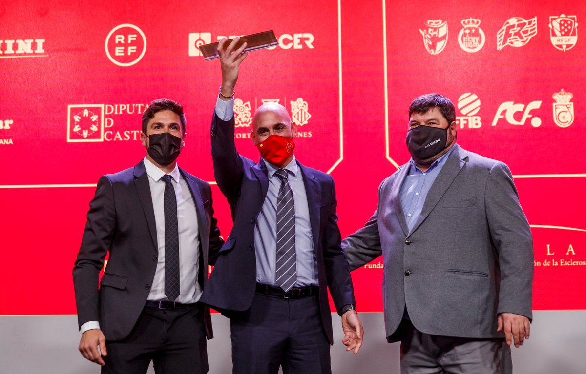 rfef's tweet photo. El Presidente de la @rfef, Luis Rubiales, ha sido galardonado 👏🏽 en los #PremiosGolsmedia2021. El evento ha tenido lugar en el salón 🏟️ Luis Aragonés de la Ciudad del Fútbol de Las Rozas.

🔗 https://t.co/HXnWIGf3xw https://t.co/kHldIqYKGh