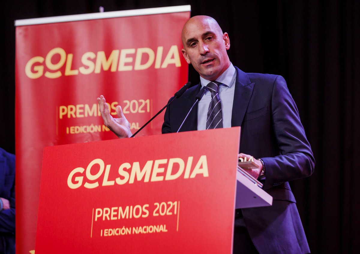rfef's tweet photo. El Presidente de la @rfef, Luis Rubiales, ha sido galardonado 👏🏽 en los #PremiosGolsmedia2021. El evento ha tenido lugar en el salón 🏟️ Luis Aragonés de la Ciudad del Fútbol de Las Rozas.

🔗 https://t.co/HXnWIGf3xw https://t.co/kHldIqYKGh