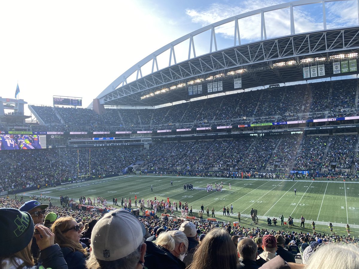 hgondakeys's tweet photo. Such a beautiful day in the town yesterday even though the Seahawks lost once again 😭💚💙 https://t.co/206VmB0IZV