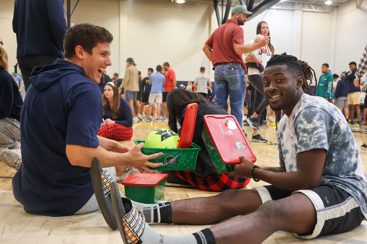 ETBU's tweet photo. This past week ETBU participated in its sixth annual Operation Christmas Child, an outreach program organized by Samaritan’s Purse. This year, Tigers across campus joined together to fill nearly 400 boxes. #EnhancingCommunity https://t.co/RY38DcP55k