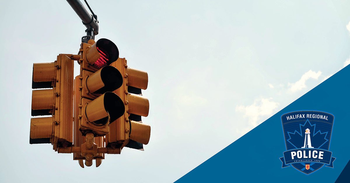 HfxRegPolice's tweet image. During expected #NSStorm, should traffic lights be impacted…Motorists, remember, if you find yourself at a failed traffic light, treat it as a four-way stop. The car that arrives first goes first. If two cars arrive at the same time, the car on the right goes first. #StaySafe