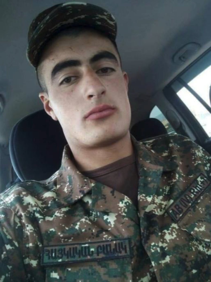 Sur la photo, Suren Safaryan, un militaire des Forces armées arméniennes. Il a été tué par une balle azerbaïdjanaise aujourd'hui. Suren est un Yézidis, il avait 19 ans !

Repose en paix ❤️