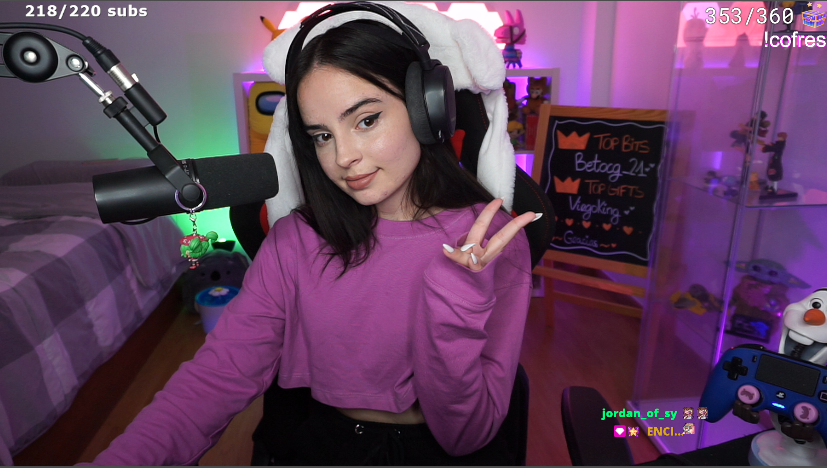 iamsilviiaaa's tweet photo. https://t.co/dxPkwNHhYH
HOY MONTAMOS EL ARBOLITO DE NAVIDAD EN DIRECTO!! <3 <3 #twitch #twitchstreamers #twitchstreamer https://t.co/sugj94t1QB
