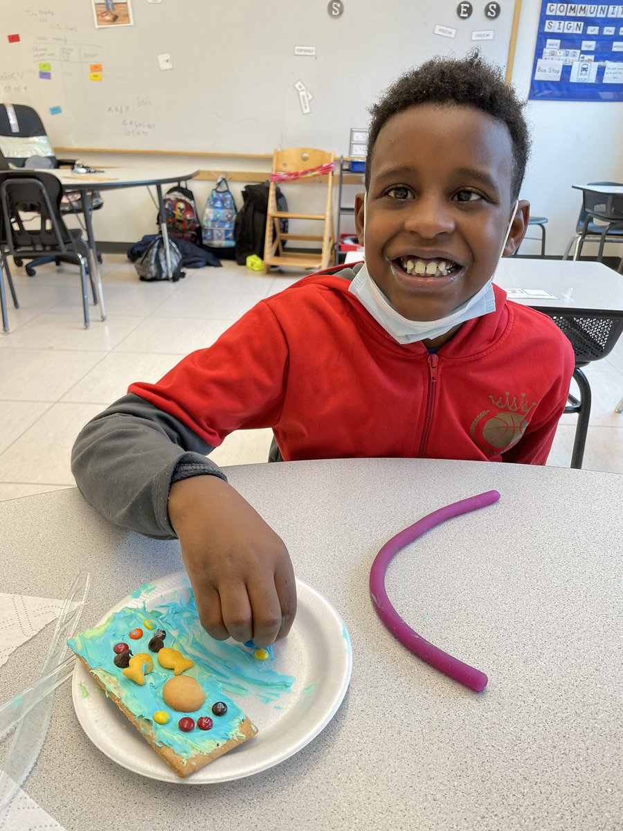 mrswalshsped's tweet photo. We’ve been learning about maps the past few weeks, so today we got to make delicious graham cracker maps! We got to add cookie islands, chocolate chip mountains, and candy buildings and houses 🏝🏔 https://t.co/YlNYYE6ipw