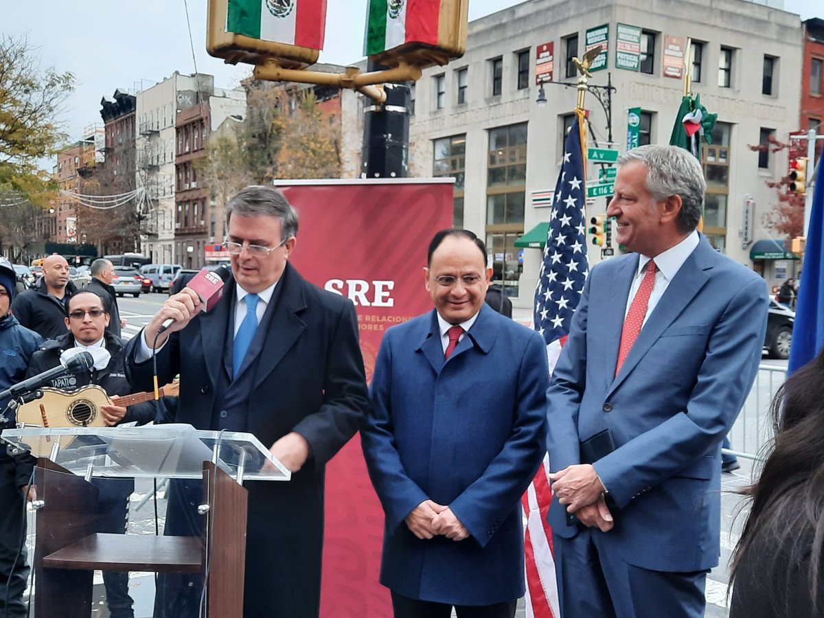 azucenau's tweet photo. #Entérate | El canciller Marcelo Ebrard y el alcalde de #NuevaYork, Bill de Blasio renombran calle en Harlem; "México-Tenochtitlan" se llama a partir de hoy un tramo de la Avenida 2 que cruza el este de  Manhattan https://t.co/XCxetoBWH2