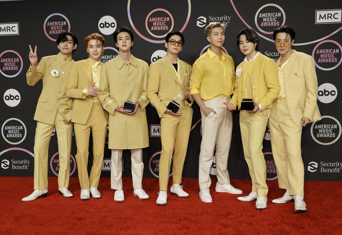 etnow's tweet photo. You didn't ask this time, but here we are. 💛 @bts_bighit #AMAs
(📸: Getty Images) https://t.co/E6JoNNAzHq