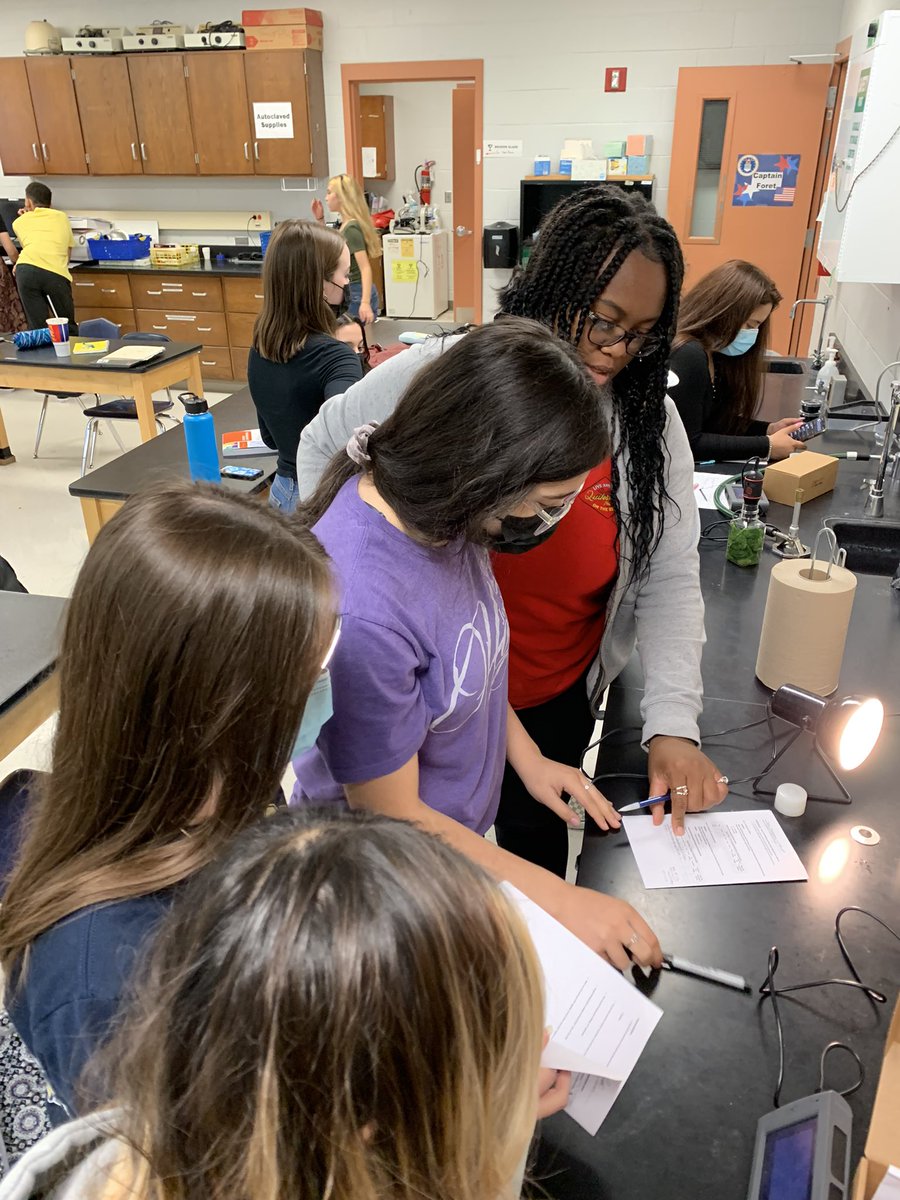 OCRobMartinez's tweet photo. It was awesome seeing our students’ minds at work before the break during their photosynthesis lab in AP Biology #OCSmart #OCuKnow #OCScience #NISDReunited @NISDOConnorHS @NISD https://t.co/xAIzK9pVPf
