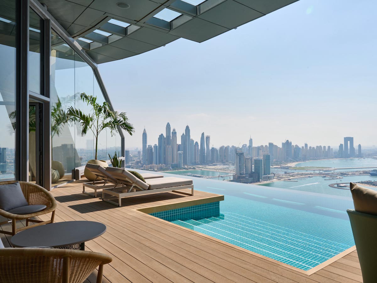 revistavistazo's tweet photo. 🏊La primera piscina infinita de 360 grados más alta del mundo acaba de inaugurarse y ofrece unas vistas espectaculares de #Dubái. La obra está en el piso 50 en #PalmTower, un edificio hotelero y residencial. 💸 El precio de la entrada va desde $46 hasta $163. https://t.co/AZaLawtipl