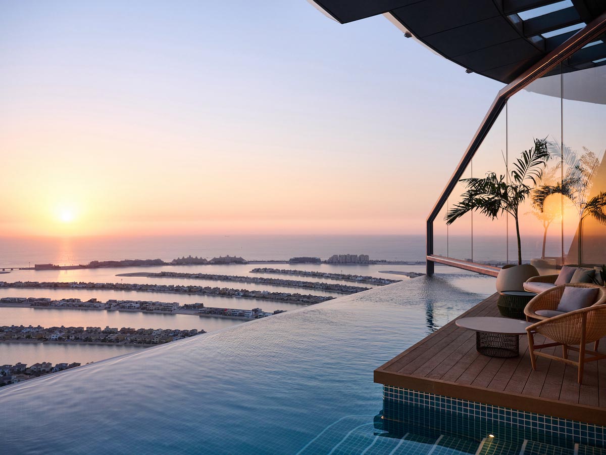 revistavistazo's tweet photo. 🏊La primera piscina infinita de 360 grados más alta del mundo acaba de inaugurarse y ofrece unas vistas espectaculares de #Dubái. La obra está en el piso 50 en #PalmTower, un edificio hotelero y residencial. 💸 El precio de la entrada va desde $46 hasta $163. https://t.co/AZaLawtipl