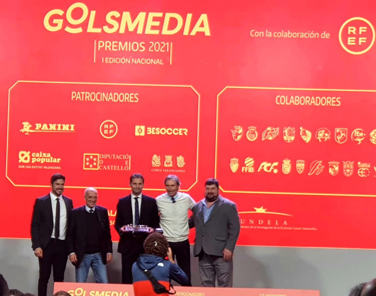 leyendasespana's tweet photo. 🏆 @leyendasespana ha recogido en los #PremiosGolsmedia2021 un galardón en reconocimiento a su labor solidaria, en especial de ayuda a los internacionales con la @SeFutbol que la necesitan en algún momento tras colgar las botas. ¡Gracias!

@rfef
#SomosEspaña 🇪🇸
#SomosFederación https://t.co/nFqzwrpJi6