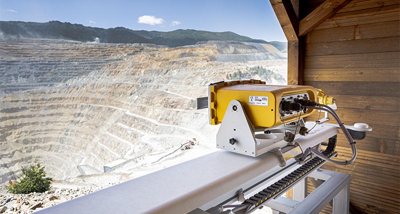 im_mining's tweet image. .@IDS_GeoRadar, part of @HexagonAB, recently announced the release of #slopemonitoring #radar IBIS-FM EVO. With a maximum scan range of up to 5 km, it is designed to measure submillimetre displacements in real time with the highest data quality bit.ly/3kWEcFF