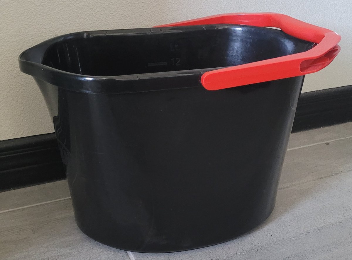 Yall remember that realistic orange home depot bucket that I have?
Well I got another one