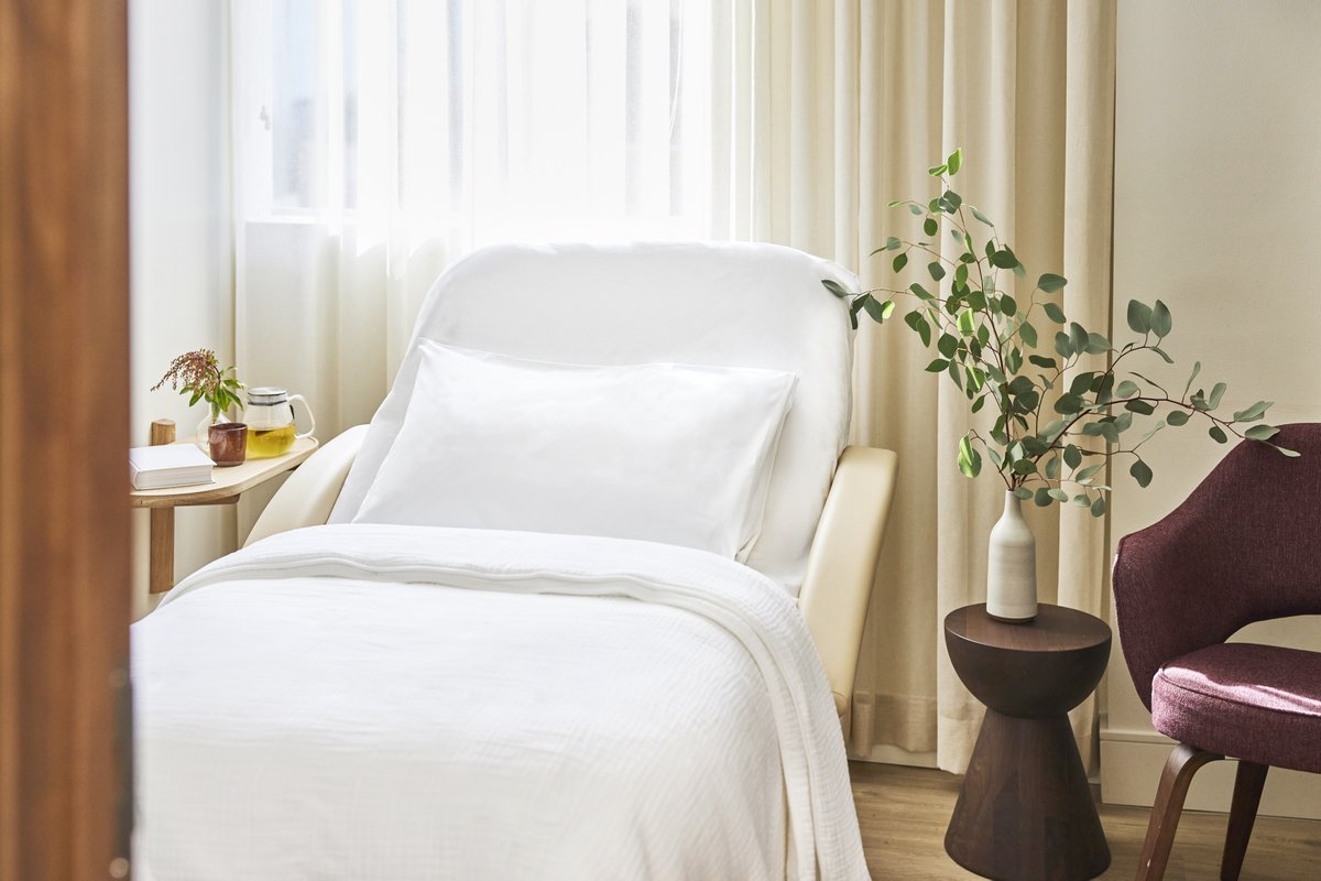 Meet Sollis Health, a members-only medical concierge service with state-of-the-art centers in Beverly Hills and Santa Monica. For anything from emergencies to complaints, Sollis is available 24/7, 365, no appointment! Discover the <a href="/YourSollis/">Sollis Health</a> experience. ✨🌴#BHCC #BeverlyHills