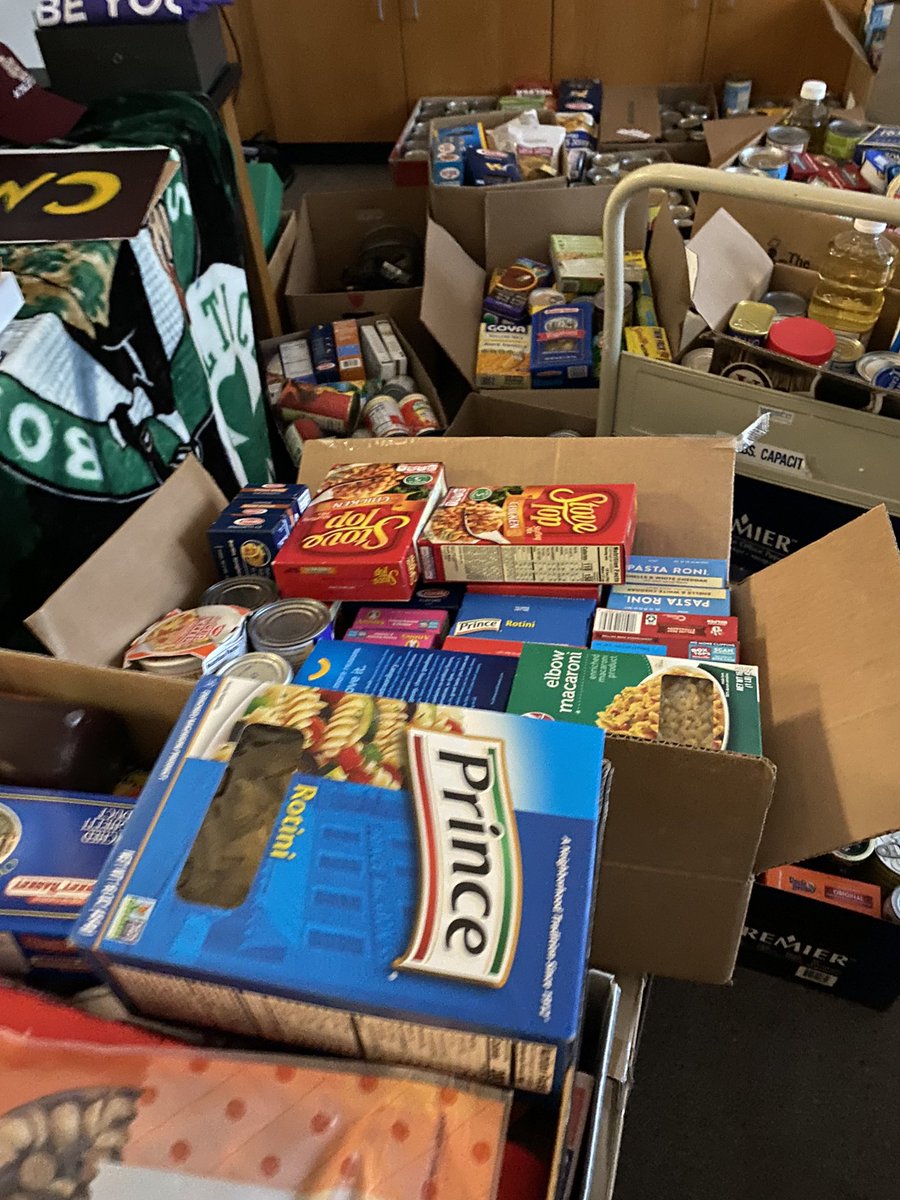 BPPrincipalVT's tweet photo. This time of year always fills my heart seeing people helping people! Our learning community is always thoughtful! Making #StongerCommunities @cms_grizzlies @CharltonMANews #FoodPantry #CHIPIN @cms_grizzlies @UnlockTheMiddle #TeamCMS 💪💪💪 https://t.co/aNr5K3R7VZ