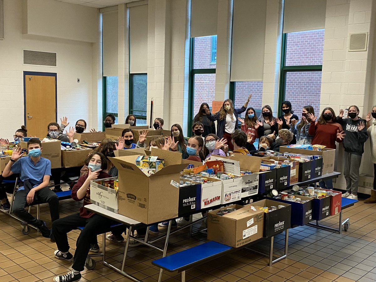 BPPrincipalVT's tweet photo. This time of year always fills my heart seeing people helping people! Our learning community is always thoughtful! Making #StongerCommunities @cms_grizzlies @CharltonMANews #FoodPantry #CHIPIN @cms_grizzlies @UnlockTheMiddle #TeamCMS 💪💪💪 https://t.co/aNr5K3R7VZ