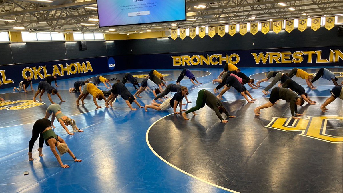 Thank you to Kim and Preslie Rosen for taking our Broncho’s through a recovery yoga workout today!🌀🐴