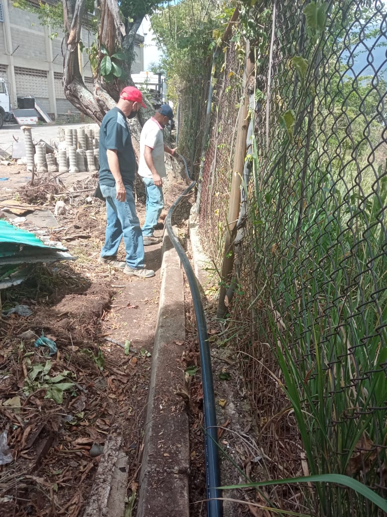 #Noticias | Siguiendo instrucciones del Ministro <a href="/RMarcoTorres/">Rodolfo Marco Torres</a>, cuadrillas de albañilería y plomería de <a href="/HidroCapital2/">Hidrocapital</a> instalaron 400 mts de tubería en el Laboratorio Nacional de Hidráulica en El Llanito

Más detalles 👇🏾
minaguas.gob.ve/?p=1640

#VictoriaPopular

<a href="/NicolasMaduro/">Nicolás Maduro</a>