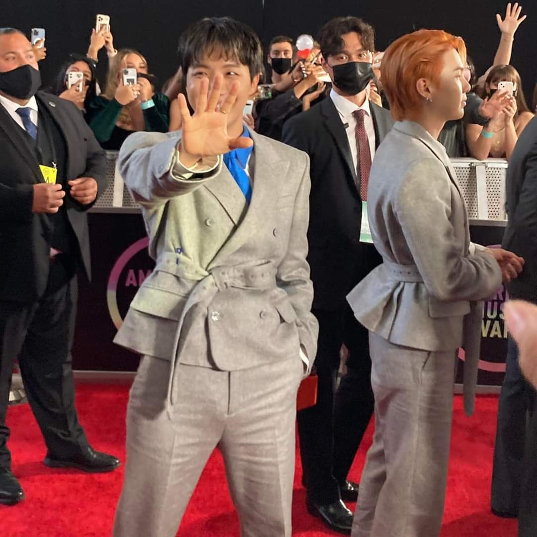 Mahii_V95's tweet photo. Me?!! hobi marry me?? 💍💍😍 and Hobi Saying Stop!! We're on an important business😂😂😜
#Hobi #JHOPE #JungHoseok
@BTS_twt
@bts_bighit https://t.co/iBAgczd9LK