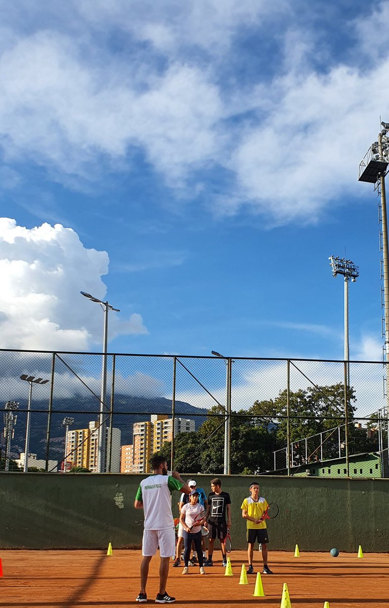 lattenis's tweet photo. Para una tarde como la de hoy, soleada y con un clima espectacular... Nada mejor que una buena clase de Tenis de Campo 🎾
#Lattenis #tenisdecampo https://t.co/sn6M7vuDjR
