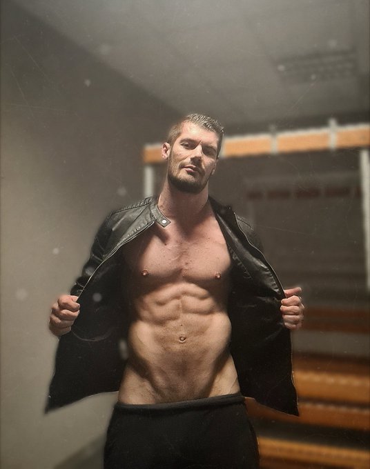 Bonne nuit twitter  Good night twitter   https://t.co/49xFcm29TS https://t.co/CdagM9llIX