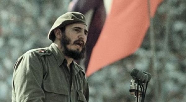 DeZurdaTeam_'s tweet photo. Cuanta vigencia tienen las palabras de nuestro eterno Comandante en Jefe Fidel Castro Ruz. 

#FidelEnUnaFrase: "En las relaciones internacionales practicamos nuestra solidaridad con hechos, no con bellas palabras". #DeZurdaTeam https://t.co/mUwSmx6Nd1