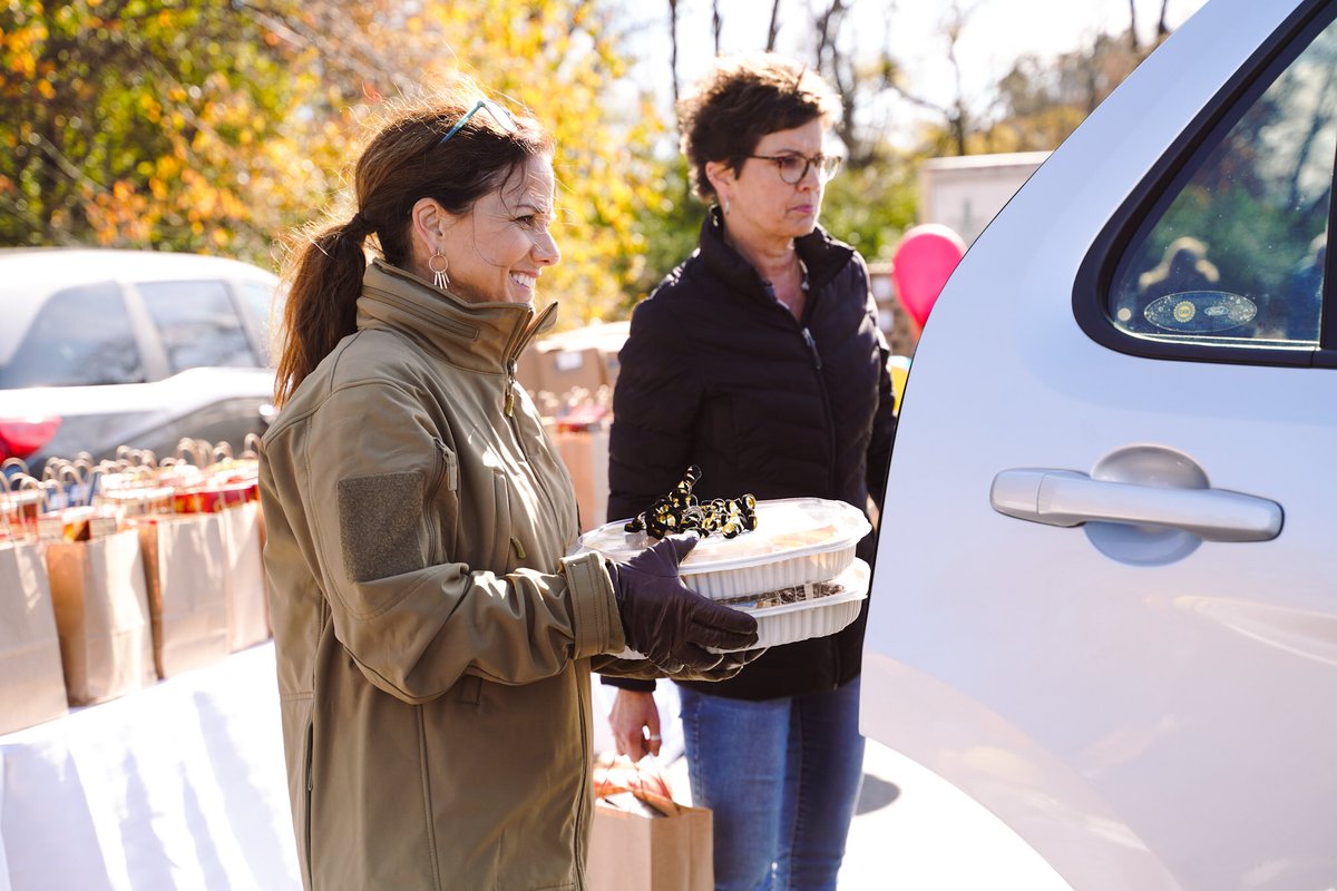 MariaLeeTN's tweet photo. Today #TennesseeServes partnered with @2HarvestMidTN to distribute Thanksgiving meals to Middle Tennessee foster families. @GovBillLee and I are grateful for those who serve as foster or adoptive parents. https://t.co/zmrT1FOBss