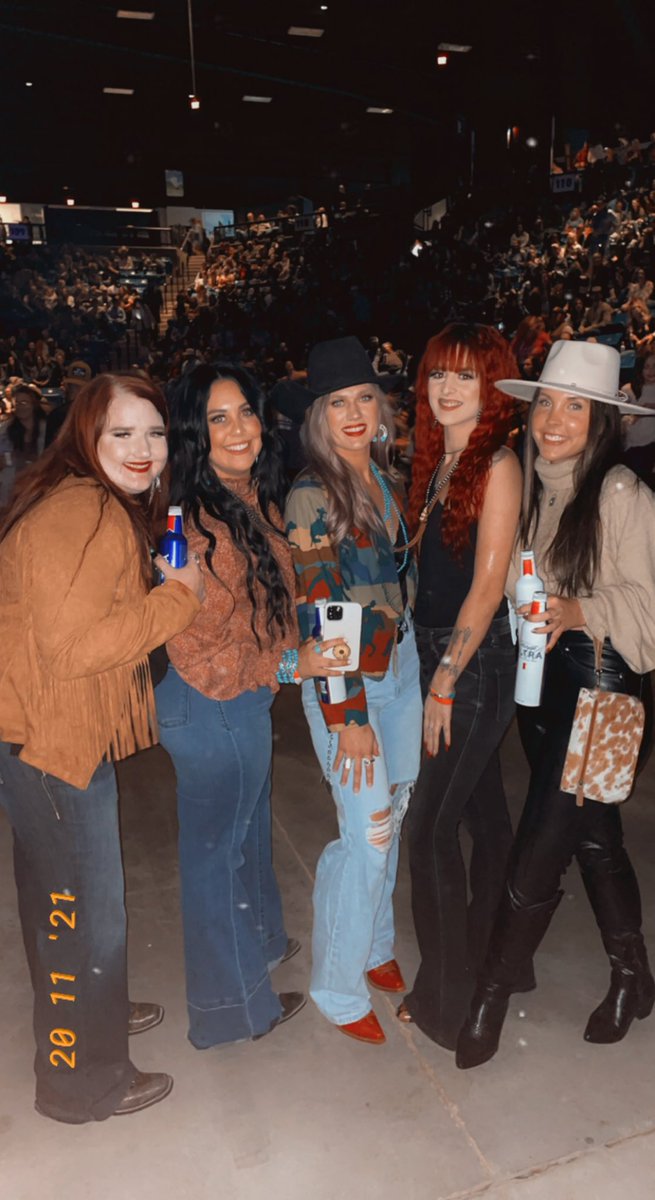 katelynarlene95's tweet photo. @codyjohnson with the girls did not disappoint ✨ https://t.co/99diK0KHAw