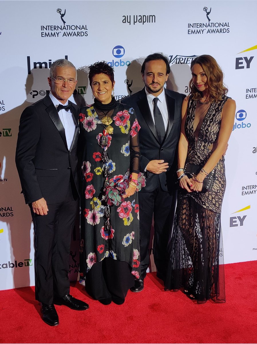 Comedy #iemmyNOM for “Promesas De Campaña [Campaign Promises]” arrive on the red carpet! #iemmys #Colombia @FoxTelecolombia <a href="/ETeleMexico/">Estudios Teleméxico</a> <a href="/ClaroVideo/">Claro video</a>