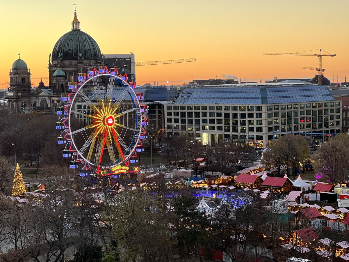 Okay, Weihnachtsmarkt ist eröffnet …aber wo sind #ImpfBusse #ImpfTeams an zentralen Punkten, wie Alexanderplatz?! 
Schlange im Alexa unfassbar lang <a href="/BMG_Bund/">Bundesgesundheitsministerium</a> @SenGPG