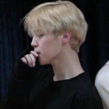 Goo_symphony's tweet photo. Feliz dia dos músicos para todos aqueles que escolheram contar suas histórias através dos sons e melodias! 💙 

Hobi e Yoongi hyung não têm tt, então postei no sigilo 🤫 https://t.co/t6Pewep5oz