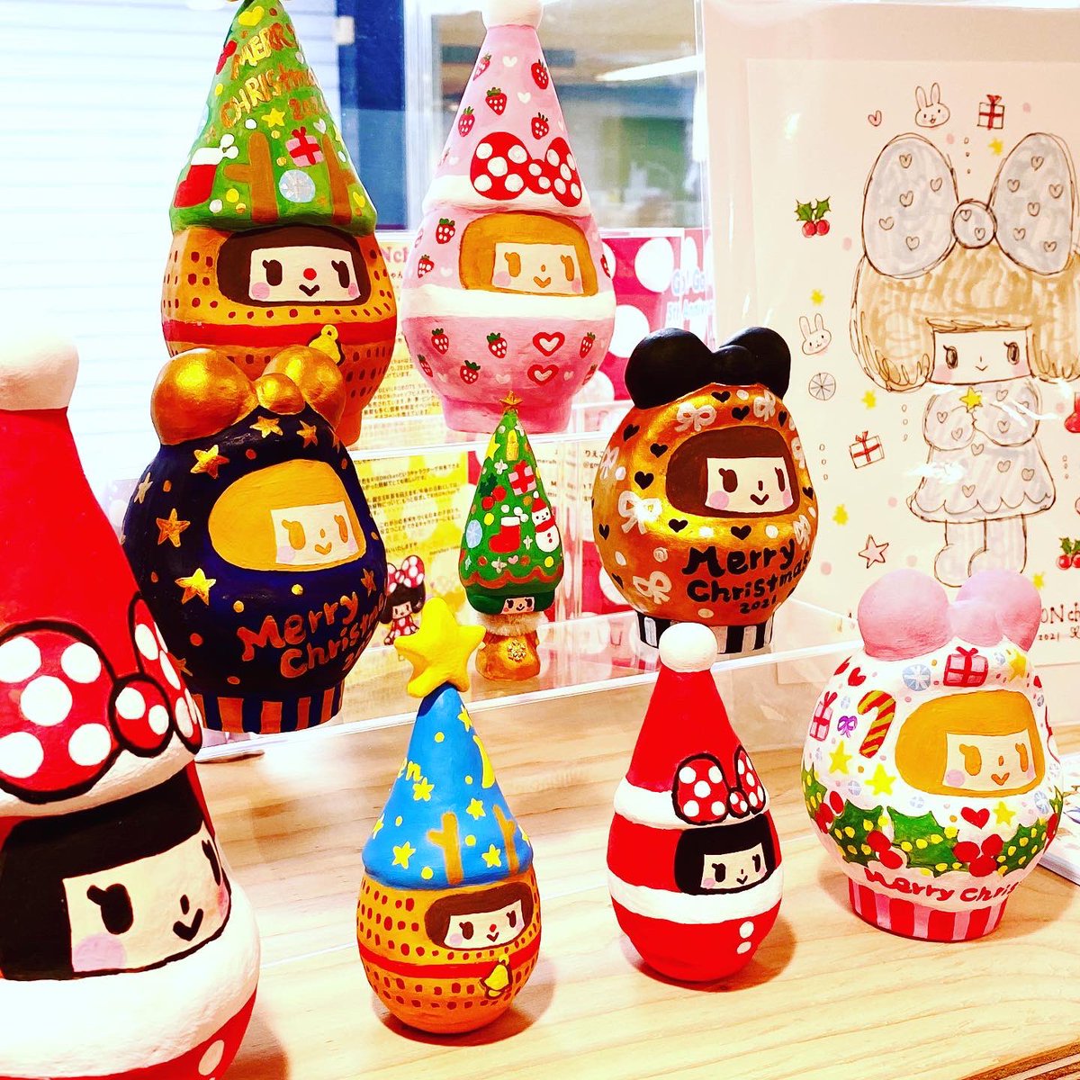 ribonchan_news's tweet image. 大阪天満橋にある @ARTLabOMMさんにて、本日よりスタートのプリズム博に合わせて、 RIBONchan Special  Christmas DARUMA saleを物販コーナーで開催させて頂きます🥰よろしくお願いいたします🎄❤️🎀✨

#Sプリズムプリント #天満橋 #ARTLabOMM #メルヘンりえこ  #RIBONchan #リボンちゃん