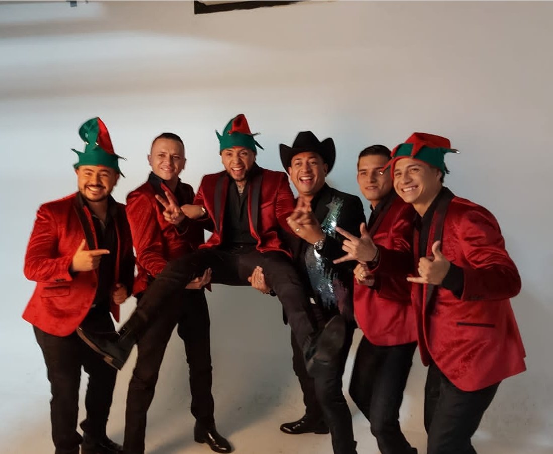 bandamboficial's tweet photo. Activados! La @bandamboficial  modo navidad! 🤪🎄🇨🇴🎶 https://t.co/IpoqimBhla