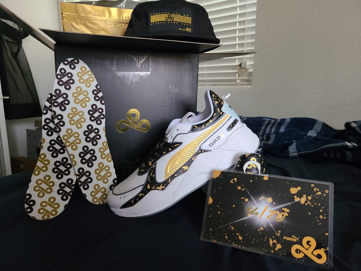 Subject_Blue's tweet photo. My @C9Stratus box had some sick 1 of 20 golden Cloud9 shoes that look insane. #ZhonyasEdition https://t.co/iq9eH5NNbp