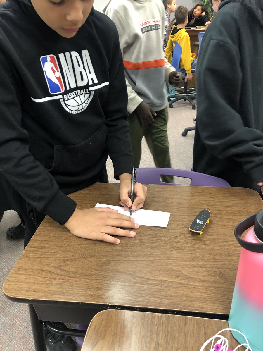 BusheeBrandie's tweet photo. Working hard on running dictations this week to work on reading comprehension! #6thGrade #SpanishEd #WorldLanguage #AmericasSchool https://t.co/a08BKtP7td