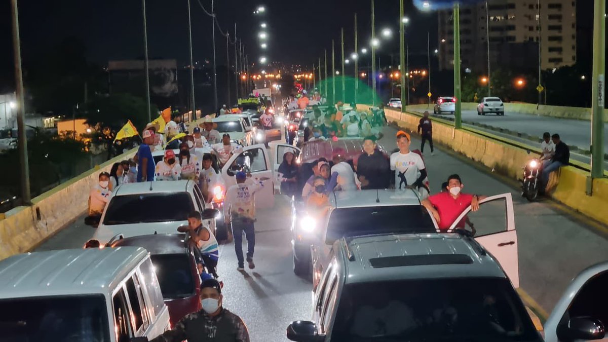 LuisJonasReyes's tweet photo. Junto a nuestro Gobernador victorioso @AdolfoP_Oficial, realizamos una bonita caravana por las calles de #Barquisimeto. Gracias por tanto cariño a nuestro pueblo y por su acompañamiento. Ahora viene más trabajo!! https://t.co/6WaBRlULgt