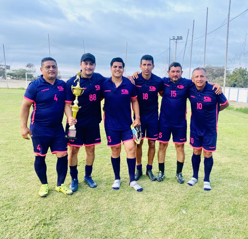 johnreyes1983's tweet photo. Somos un grupo de personas comprometidas con nuestra gran #Institución #HCGlobal #OromarTV #CableFamilia, gracias a nuestro líder y amigo @ChivoPelado por darnos estos importantes momentos para compartir entre compañeros.

#OromarTV #Campeón #Olimpiadas2021 https://t.co/94uAyzi2EN