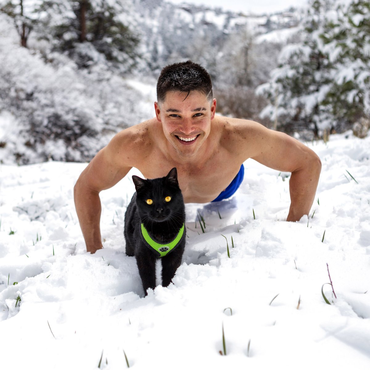 Snows out Guns out!! Who's with me for a snowy outdoor workout? #workout #wintertime #ilovesnow