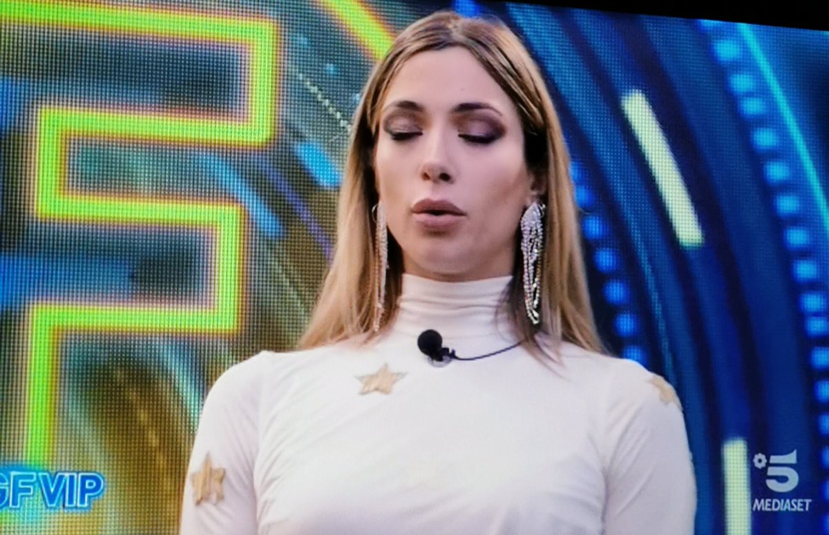 Not_Availab's tweet photo. Outfit da recita di natale delle elementari :
#GFvip #GFVip2021 https://t.co/GspK8GMPv0