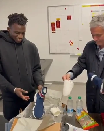 MarcusJunno's tweet photo. Mourinho bought shoes for the young star who scored twice in Serie A
The Portuguese coach fulfilled his promise to Felix Afena-Gyan after a 2-0 victory over Genoa in the 13th round of Serie A. https://t.co/36bwvkoUTh