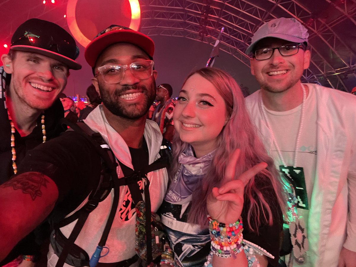 portalhearts's tweet photo. Love my lil rave fam 😭💖 https://t.co/8K1BZ9m8Zd
