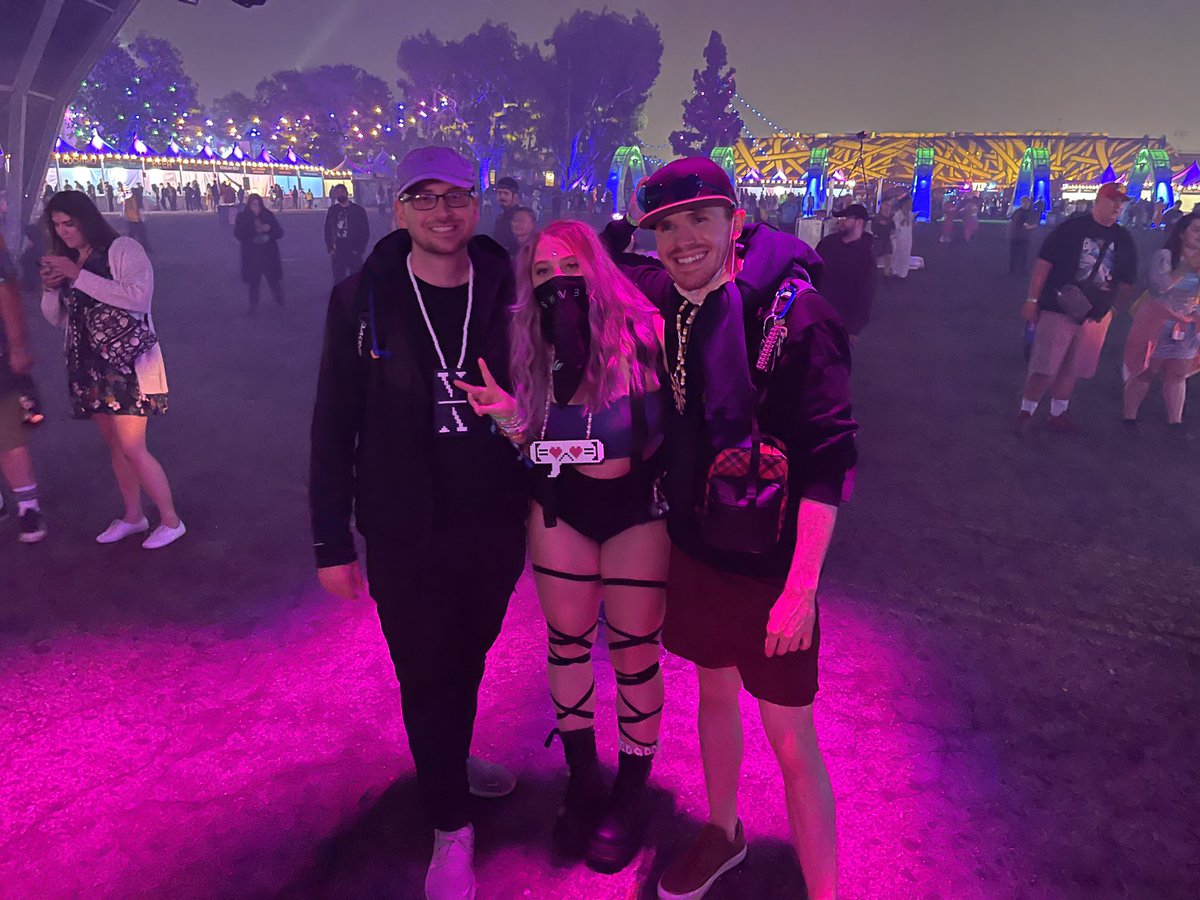 portalhearts's tweet photo. Love my lil rave fam 😭💖 https://t.co/8K1BZ9m8Zd