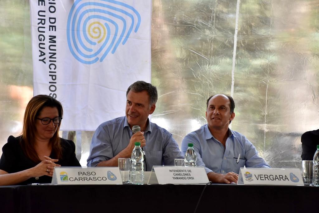 FaMunicipios's tweet photo. Hoy asumió la Presidencia del @PlenaMunicipios la compañera Alcaldesa de Paso Carrasco Verónica Veiga.
El compromiso con más descentralización y búsqueda de acuerdos entre diferentes niveles de gobierno en temas de salud, vivienda, violencia de género, ambiente, desarrollo local. https://t.co/WnyzXgV3kn