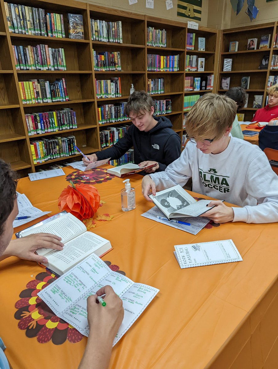 ChanthaSarah_'s tweet photo. Book Tasting in the library today with @Mrs_Dickens24 and Mrs. Thicksten - This was a great experience and I can't wait to do it again in the spring! https://t.co/K5T0h27V9I