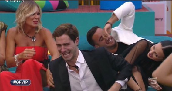 notordinarylog's tweet photo. La Pellegrino che già si accozza ad Aldo #gfvip https://t.co/HIbBoEtWBN